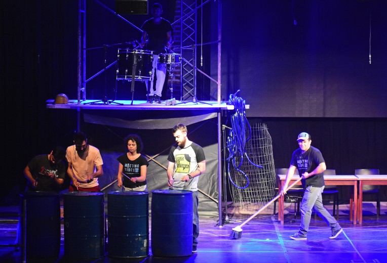 Elementos cotidianos se convierten en instrumentos en "En obra", el espectáculo que estrena esta noche el Ensamble de Percusión de Fundación Cultural Patagonia en Roca.