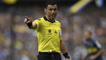El árbitro chileño de 43 años impartirá justicia en el Monumental. 