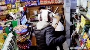 Video: Robaron a punta de cuchillo en un kiosco céntrico de Cipolletti