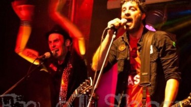 Tomás Loiseau compartía su tiempo musical entre Mamushkas  y Pilsen.