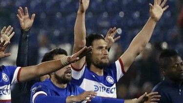 Por la crisis Chile dio por terminado el torneo de fútbol. La Universidad Católica fue declarado campeón. Foto: EFE