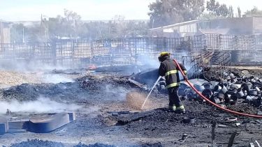 - Bomberos Voluntarios trabajaban en el lugar del incendio. - 
(Foto: Alejandro Carnevale)