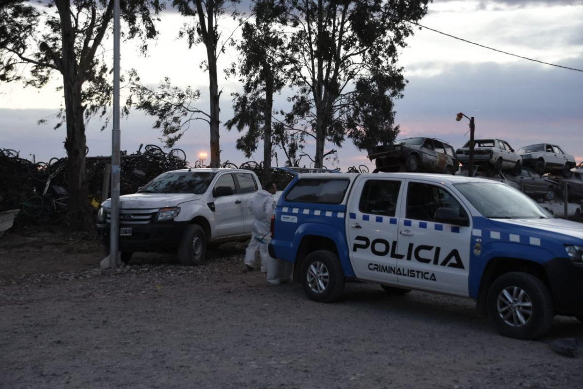 Peritos de Criminalística efectuaron pericias en el lugar en el barrio Parque Industrial. (Foto: Juan Thomes.-)