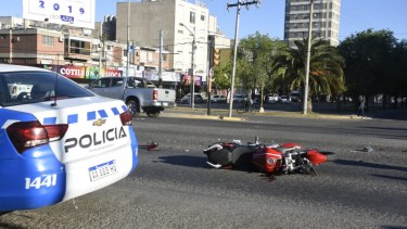 El choque fue esta mañana en el neurálgico cruce de la Ruta 22 con avenida Olascoaga. (Foto: Juan Thomes.-)