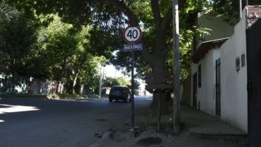 El siniestro fue en la calle Río Negro, el joven impactó contra una señal de tránsito, un cesto de basura y poste de madera. (Foto: Juan Thomes.-)