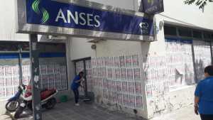Con una pegatina, denunciaron irregularidades en el pase a planta en Anses