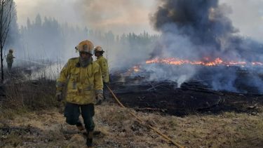 Los bomberos atendían la situación y controlaban que no hubiera un nuevo foco. (Foto: Pablo Acinelli)