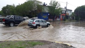 La lluvia y el granizo complicaron a los vecinos de Roca