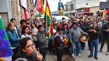 La movilización se concentró frente al Consulado en Viedma. Foto: Mauricio Martin.