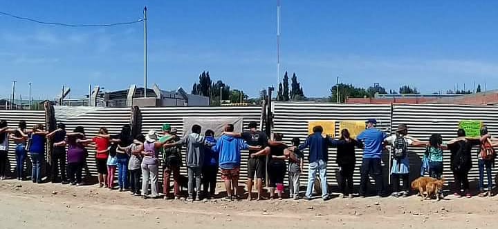 Vecinos de Las Perlas exigen que se termine el edificio de la escuela 124. (Foto gentileza)