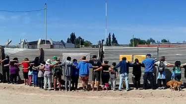 Vecinos de Las Perlas exigen que se termine el edificio de la escuela 124. (Foto gentileza)