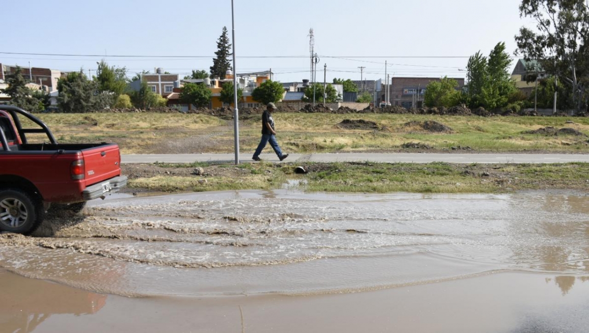Por falta de pluviales, uno de los problemas recurrentes del barrio Militar en Neuquén es el anegamiento (foto archivo Florencia Salto)
