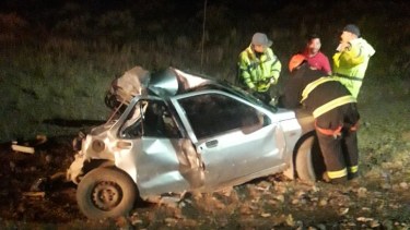 Las dos personas quedaron atrapadas en el auto y fueron rescatadas por los bomberos. (Gentileza).-