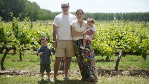 Las familias, de recorrida entre las vides en Roca