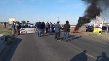 Los trabajadores cortaron la Ruta 22, sobre el puente de Arroyito, para reclamar el pago de los salarios de octubre. (Gentileza).-