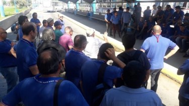 Los choferes realizaban una asamblea en las dársenas del centro de la ciudad. 