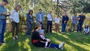 Inició una mediación por el conflicto de tierras de Ginóbili en La Angostura