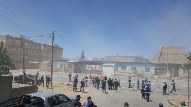 El bloque C-9 fue demolido este mediodía mediante una implosión. (Andrea Vázquez).-