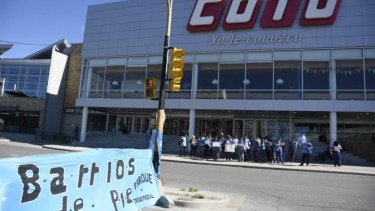 Barrios de Pie se instaló frente a seis supermercados para pedir donaciones a las empresas y a los vecinos. (Juan Thomes).-