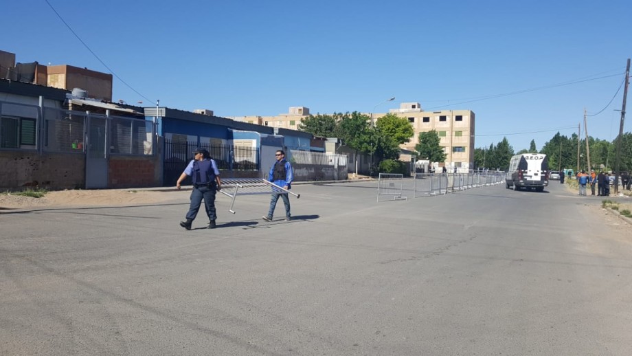 Desde temprano, la policía cercó el sector de la implosión. (Andrea Vázquez).-