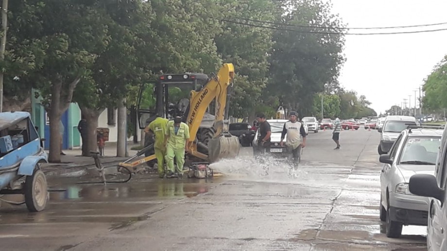 Los operarios de Arsa tuvieron que cortar el agua para reparar la pérdida a pocos metros de calle Mendoza. Foto: César Izza. 