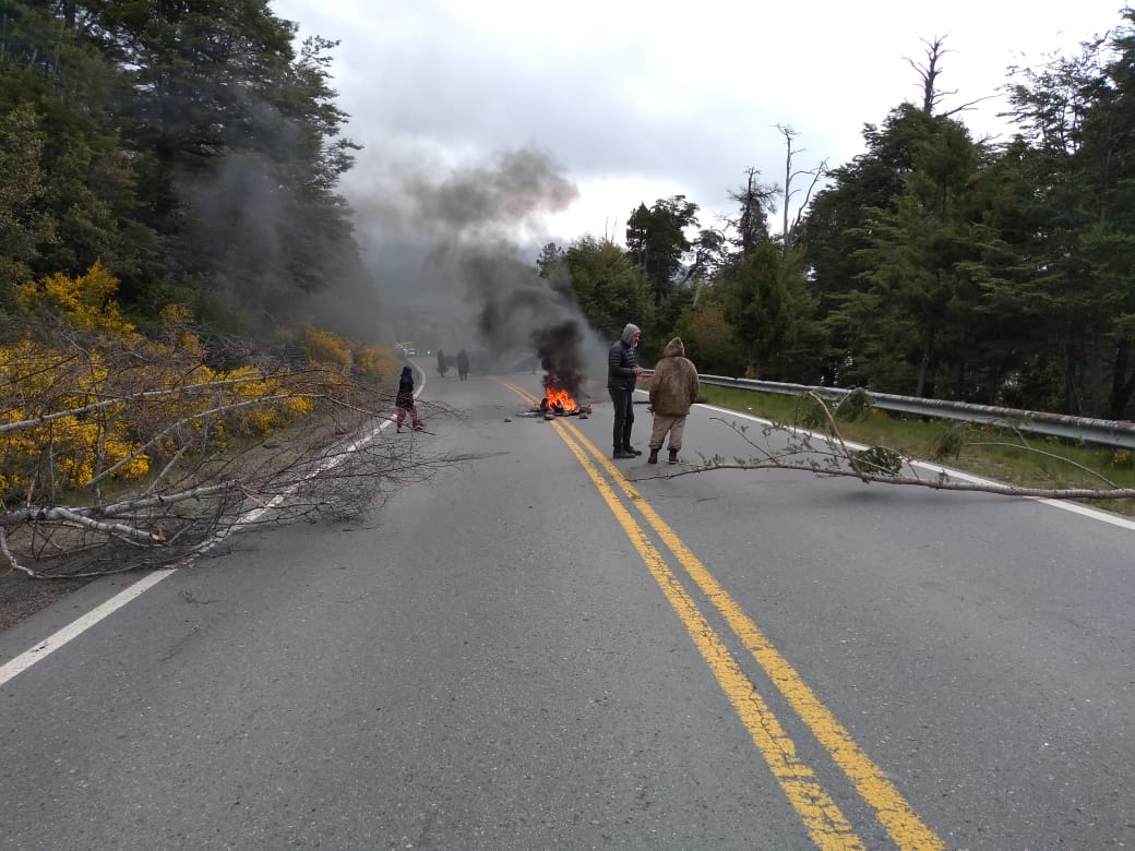 Mapuches cortan la ruta nacional 40 entre Bariloche y El Bolsón. 