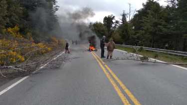 Mapuches cortan la ruta nacional 40 entre Bariloche y El Bolsón. 