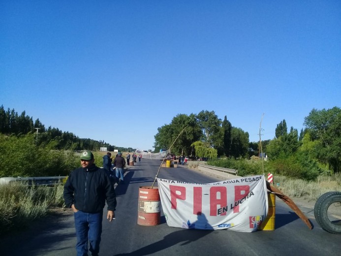 Esta semana, los trabajadores de la PIAP cortaron la Ruta 22 en el puente El Carancho, cerca de Senillosa. (Gentileza).-