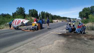 Los trabajadores de la PIAP iniciaron el corte ayer por la mañana y hoy lo levantaron durante 20 minutos, pero luego lo retomaron. (Gnetileza).-