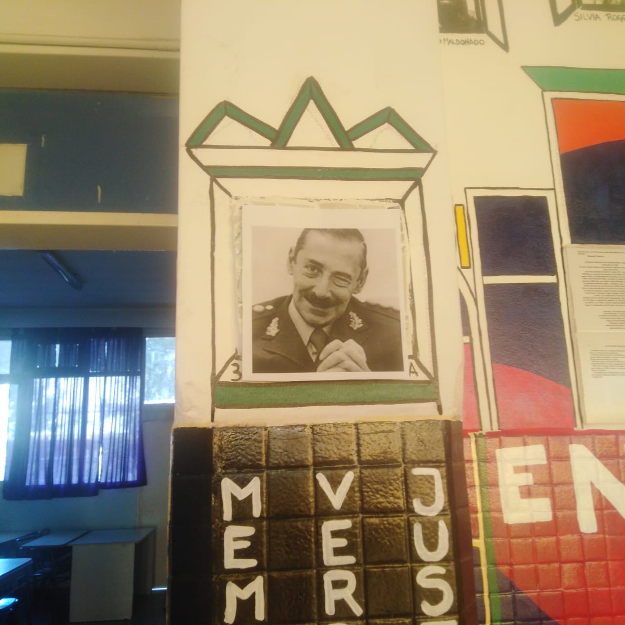 El pañuelo de las Madres de Plaza de Mayo fue tapado con una foto del dictador Jorge Rafael Videla. (Gentileza).-