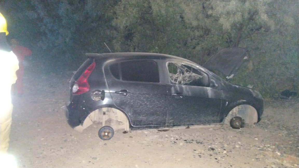 Cipolletti: Le robaron el auto a una jubilada y lo prendieron fuego. (Foto gentileza: Miguel Ángel Parra)
