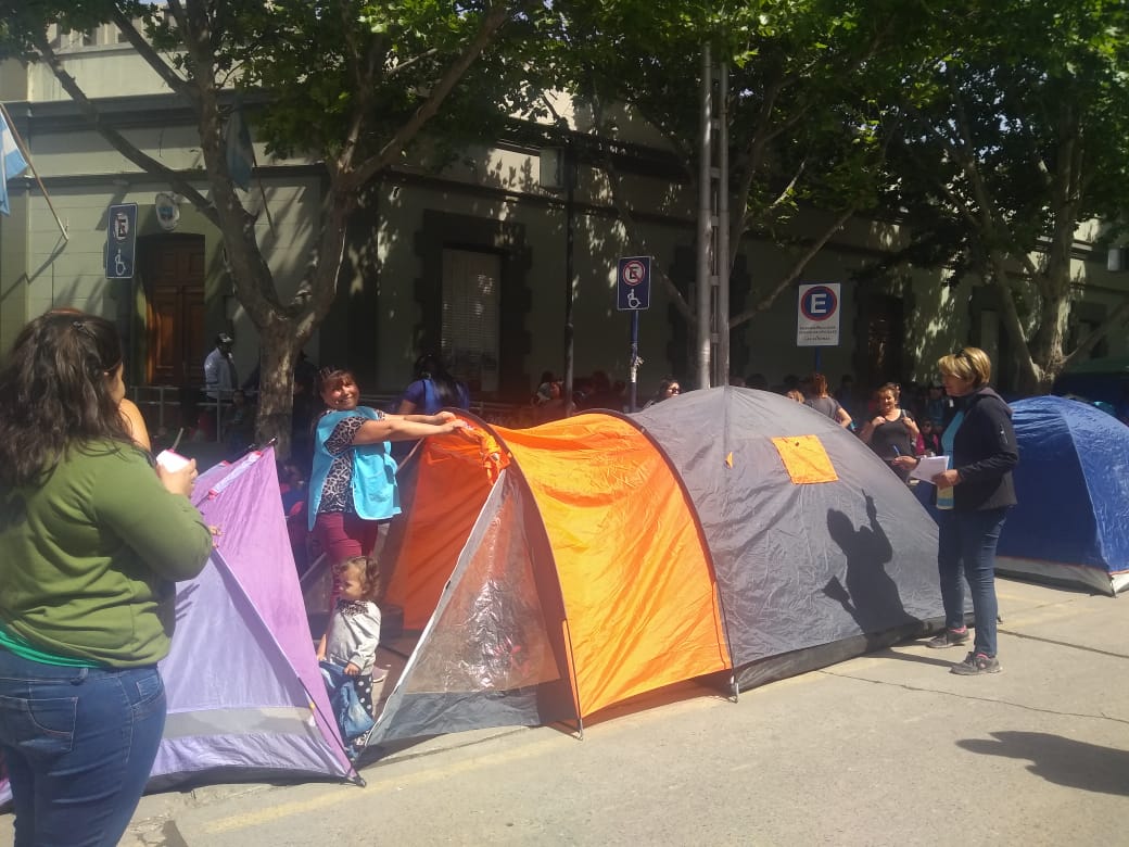 Barrios de Pie acampó esta mañana frente a la Casa de Gobierno y advirtió que la protesta será por tiempo indeterminado. (Gentileza).-