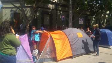 Barrios de Pie acampó esta mañana frente a la Casa de Gobierno y advirtió que la protesta será por tiempo indeterminado. (Gentileza).-