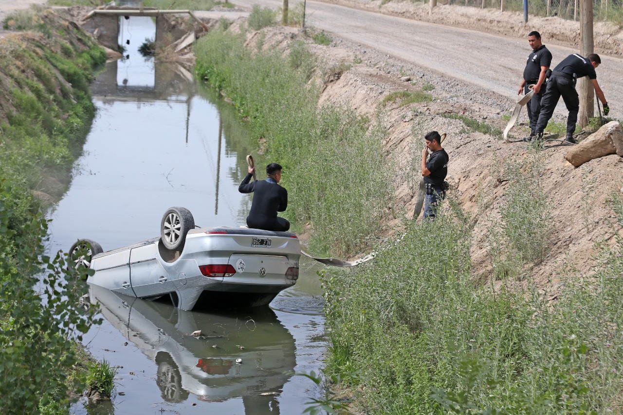 El auto cayó al canal Bejarano. Foto: Gentileza
