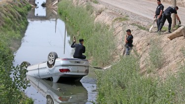 El auto cayó al canal Bejarano. Foto: Gentileza