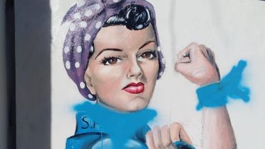 Al mural le pintaron pañuelos celestes sobre el verde de la muñeca y sobre las siglas del Servicio de Prevención de Violencia Familiar. (Gentileza @chechealumine)