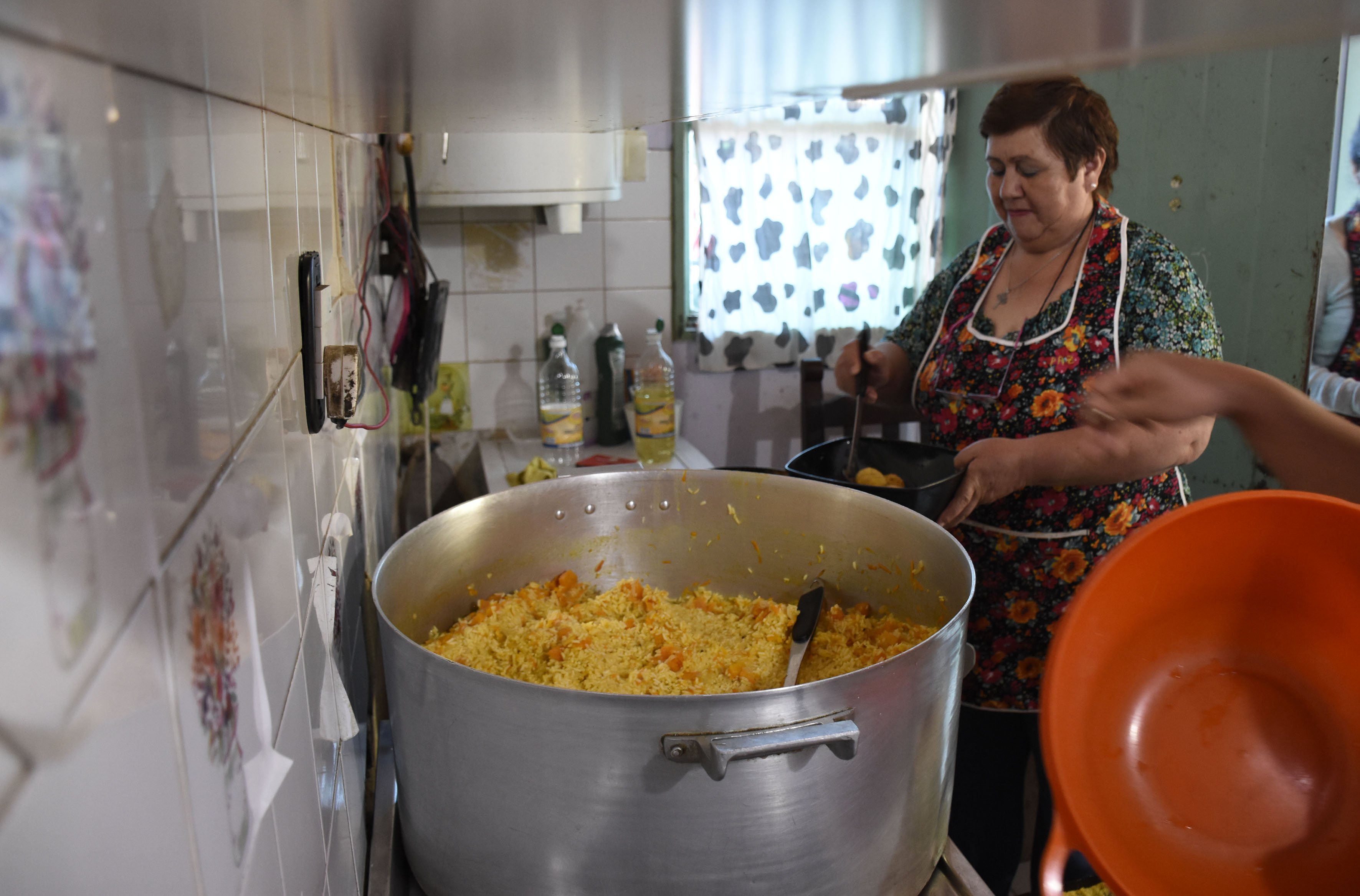 El trabajo en la cocina no tiene descanso ante el aumento de los pedidos por un plato. Foto: Florencia Salto