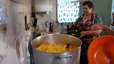 El trabajo en la cocina no tiene descanso ante el aumento de los pedidos por un plato. Foto: Florencia Salto