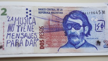 Un libro que recopiló 200 ejemplares de billetes de 5 y 2 pesos, en los que busca encontrar la identidad argenta. Foto: Florencia Salto