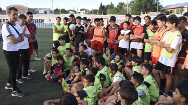 El DT del seleccionado charló con los chicos del Funebrero. (Foto: Florencia Salto)