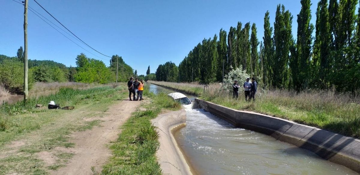 El vehículo quedó atascado en una parte del canal que está cementada. Foto gentileza Bomberos Voluntarios de Centenario