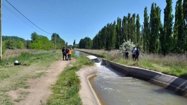 El vehículo quedó atascado en una parte del canal que está cementada. Foto gentileza Bomberos Voluntarios de Centenario