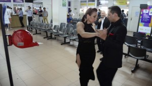 Mientras pagaba impuestos se deleitó viendo bailar un tango