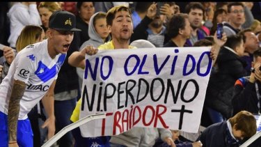 El mensaje de la bandera le costó caro al hincha de Vélez.