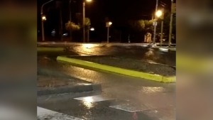 Video: el Metrobús de Neuquén no pudo con la lluvia