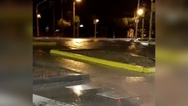 Las rampas peatonales y los carriles del Metrobús quedaron sumergidos. (Foto: Captura de video)