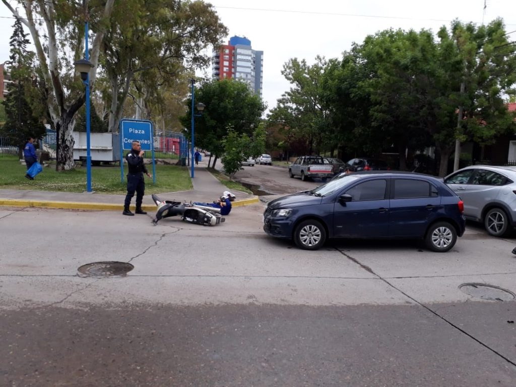 Una moto y un auto chocaron en pleno centro de Roca - Diario Río Negro