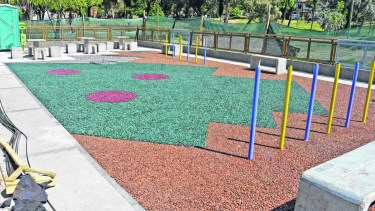 La plaza de Castro Rendón y Basavilbaso tiene el mismo material pero coloreado. 