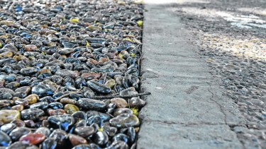 Está compuesto por ripio con resinas. Se puede barrer y regar.