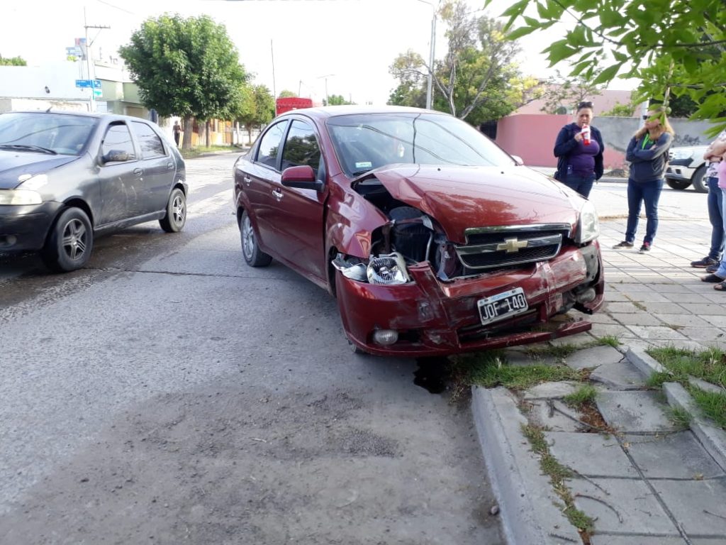 El Chevrolet sufrió daños en su lateral derecho. Ahora, estaban esperando la grúa. (foto: Carlos Castillo)